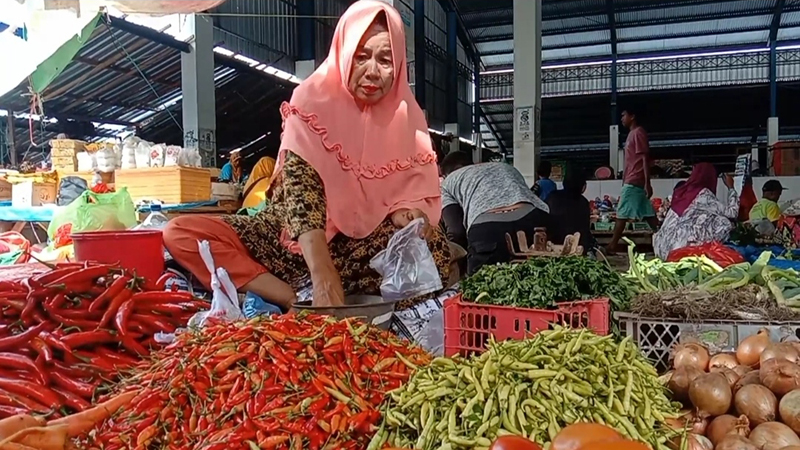 Pedagang bahan pokok di Pasar Tradisional Amahami Kota Bima. Foto Berita11.com.