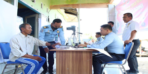 Petugas Kantor Imigrasi Kelas I TPI Mataram memberi layanan dokumen imigrasi kepada warga di Pulau Maringkik, Lombok Timur, Sabtu (11/2/2023). Foto Ist.