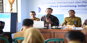Pejabat Diskominfostik Kabupaten Bima dan Komisi Informasi NTB saat menatar PPID Desa di Kabupaten Bima. Kegiatan digelar di Dinas Kominfostik Kabupaten Bima, Senin (13/2/2023). Dok Diskominfostik Kabupaten Bima.