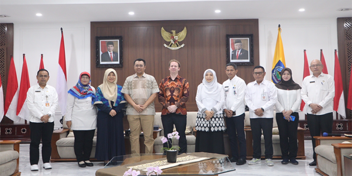 Gubernur NTB, Zulkieflimansyah dan Wagub NTB, Sitti Rohmi didampingi sejumlah pejabat foto bersama dengan Wakil Dubes Inggris untuk Indonesia, Matthew Charles Downing di Mataram, Rabu (8/2/2023).