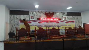 Staf Sekretariat DPRD Kabupaten Bima tengah menata dan memasang spanduk rapat paripurna ke-3 masa sidang I tahun sidang 2023 dalam rangka pengucapan sumpa (janji) pergantian antarwaktu anggota DPRD sisa masa jabatan 2019-2024.