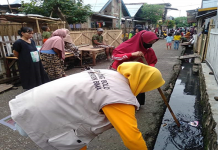 Petugas Puskesmas Bolo Kabupaten Bima bersama lintas organisasi Profesi membersihkan got sebagai bagian dari kegiatan pemberantasan saran nyamuk.