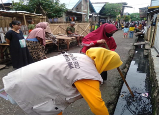 Petugas Puskesmas Bolo Kabupaten Bima bersama lintas organisasi Profesi membersihkan got sebagai bagian dari kegiatan pemberantasan saran nyamuk.