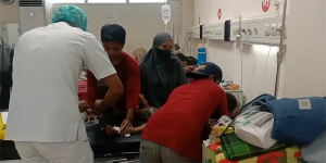 Pasien positif DBD yang dirawat di ruang anak RSUD Bima menerima penanganan medis, Rabu (1/2/2023). Foto MR/ Berita11.com.