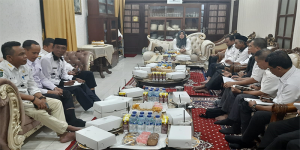 Rapat koordinasi terbatas antara Bupati Bima dengan seluruh Camat di Kabupaten Bima membahas hasil temuan BPK NTB terkait masalah penyaluran BLT Desa tahun 2022, Rabu (8/2/2023). Foto Ist.