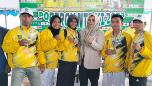 Santi (sebelah kiri tengah) dan atlet Kurash Kabupaten Bima foto bersama Bupati Bima, Hj Indah Dhamayanti Putri usai menyabet medali Porprov XI tahun 2023 Nusa Tenggara Barat. Foto Ist.