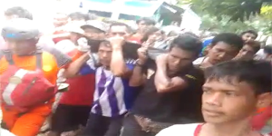 Tim Pos SAR Bima dan Warga saat Mengevakuasi Jenazah Korban ke Rumah Duka di Desa Dena Kecamatan Madapangga Kabupaten Bima setelah Ditemukan, Jumat (3/2/2023) Siang. Dok SAR Bima.