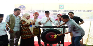 Wali Kota Bima, H Muhammad Lutfi Memukul Gong Menandai Peluncuran Ratusan Layanan Internet (WiFi) Gratis di Kota Bima, Jumat (3/2/2023).