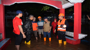 Wali Kota Bima, H Muhammad Lutfi berkomunikasi dengan anggota forum komunikasi pimpinan kecamatan saat meninjau kondisi warga dan sejumlah kelurahan yang terdampak luapan banjir, Sabtu (26/2/2023) malam.