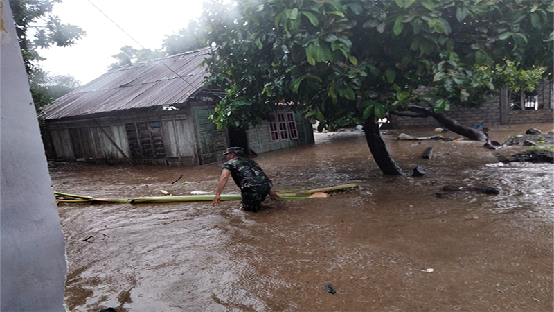 Kondisi pemukiman warga di Desa Labuan Kananga Kecamatan Tambora, Kabupaten Bima yang digenangi luapan banjir setelah hujan lebat melanda di wilayah setempat, Sabtu (18/2/2023) pagi. Foto Ist.