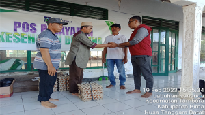 Serah terima bantuan untuk korban banjir Tambora dari Kepala Dikes Kabupaten Bima Fahrurrahman kepada Camat Tambora, Fadillah disaksikan Kades Labuhan Kananga, di Masjid At-Taqwa, Desa Labuhan Kananga, Minggu (19/2/2023).