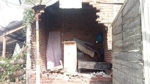 Kondisi rumah salah satu terduga yang menganiaya korban hingga tewas di Desa Tolouwi Kecamatan Monta Kabupaten Bima, Senin (20/2/2023).