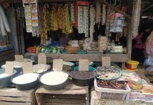 Harga jual berbagai jenis beras sebelum kenaikan harga sejumlah bahan pokok, barang strategis dan komoditi impor di Pasar Tradisional Sila Kecamatan Bolo Kabupaten Bima. Foto US/ Berita11.com.