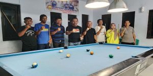Bupati Dompu, H Kader Jaelani (Tengah) Foto Bersama Atlet Biliar usai Latihan di Kabupaten Dompu, Jumat (10/2/2023). Foto Poris/ Berita11.com.