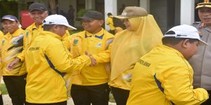 Bupati Bima, Hj Indah Dhamayanti Putri melepas atlet dan official Porprov XI Tahun 2023 Provinsi NTB di halaman kantor Pemkab Bima, Senin (13/2/2023). Foto Ist.