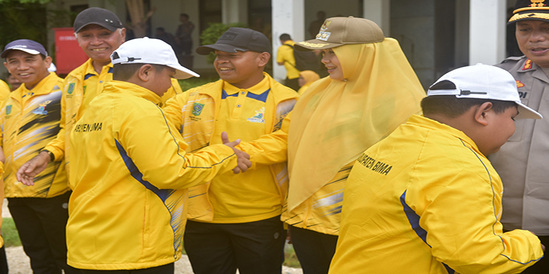 Bupati Bima, Hj Indah Dhamayanti Putri melepas atlet dan official Porprov XI Tahun 2023 Provinsi NTB di halaman kantor Pemkab Bima, Senin (13/2/2023). Foto Ist.