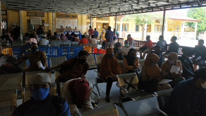 Warga mengantri untuk mendapatkan pelayanan dokumen kependudukan di Dinas Kependudukan dan Pencatatan Sipil Kabupaten Bima. Foto US/ Berita11.com.