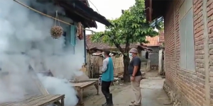 Petugas melaksanakan pengasapan di Desa Leu Kecamatan Bolo Kabupaten Bima untuk mencegah DBD menyebar. Foto Ist.