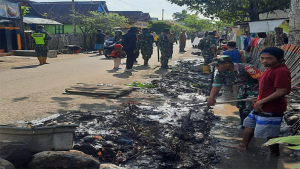 Gotong royong Pemdes Nggembe bersama Muspika Bolo dan masyarakat membersihkan saluran air pascabanjir di Dusun Jala dan Dusun Wa’I Tawoa Desa Nggembe Kecamatan Bolo Kabupaten Bima, Senin (27/2/2023).