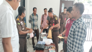 Jaksa memeriksa berkas dan barang bukti kasu sabu-sabu 1 Kg yang dilimpahkan penyidik Polres Bima Kota, Kamis (23/2/2023).