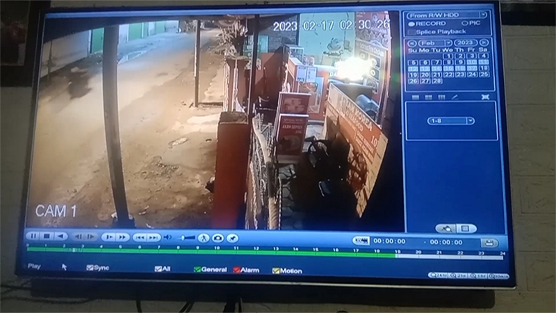 Tangkapan layar rekaman kamera pengawas CCTV sekitar tempat kejadian perkara sepeda motor milik Andi Rahman dicuri, Jumat (17/2/2023) dini hari.