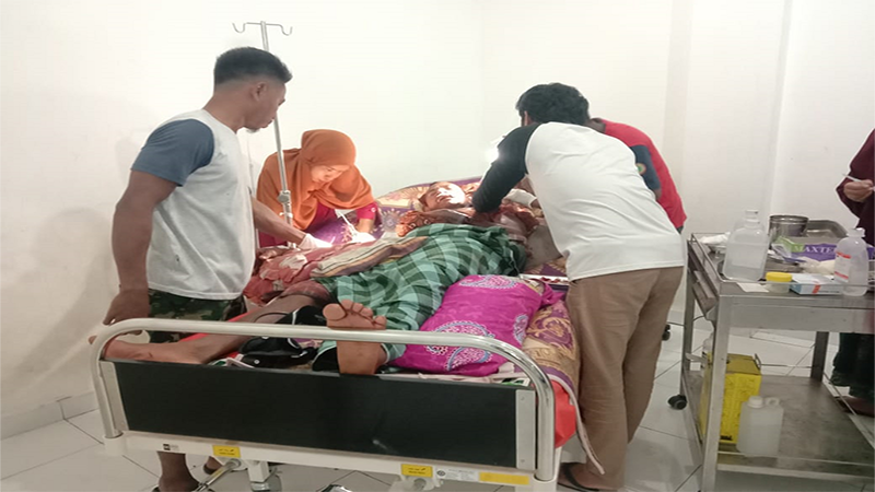 Nurdin, petani di Desa Sampungu Kecamatan Soromandi Kabupaten Bima, NTB, korban pembacokan mendapat penaganan intensif dari pihak medis akibat luka serius yang dialaminya.