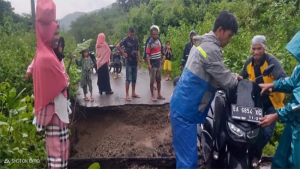 Kondisi jalan raya yang menghubungkan dua desa di Kecamatan Lambu Kabupaten Bima ambles karena longsor pasca hujan deras mengguyur, Sabtu (25/2/20230) sore.