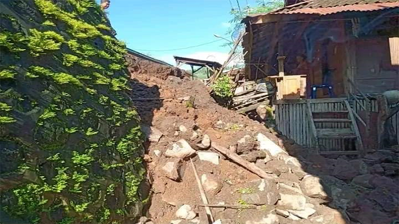 Kondisi material longsor yang ambles menutup sebagian area rumah warga di Kecamatan Ambalawi Kabupaten Bima, Nusa Tenggara Barat, pasca intensitas hujan lebat, Sabtu (25/2/2023) lalu.