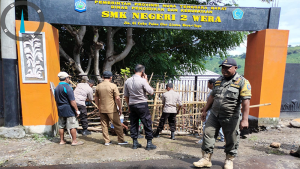 Suasana saat palang gerbang utama SMKN 2 Wera Kabupaten Bima, Nusa Tenggara Barat dibuka aparat gabungan, Selasa (21/2/2023).