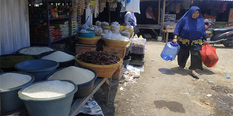 Aktivitas Pedagang Bahan Pokok di Pasar Tradisional Sila Kabupaten Bima. Foto US/ Berita11.com.