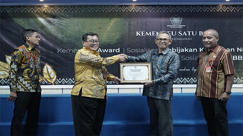 Asisten I Setda Kota Bima, Abdul Gawis saat menerima penghargaan Peer Collaboration Kemenkeu Award di di Aula Satonda Kantor Pelayanan Perbendaharaan Negara Bima, Kamis (23/2/2023).