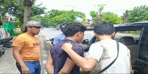 Terduga pencuri aki mobil di Kabupaten Dompu saat digelandang Tim Puma menuju Polres Dompu.