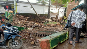 Kondisi salah satu sudut pemukiman warga di Desa Dorebara Kecamatan Dompu Kabupaten Dompu, NTB setelah diterjang banjir Minggu (26/2/2023) dini hari. Foto Ist.