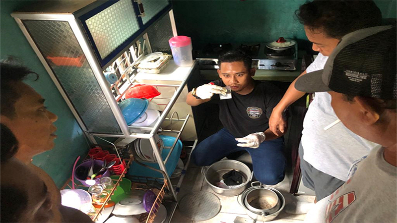 Polisi menemukan barang bukti klip berisi sabu-sabu saa menggeledah rumah RA di Lingkungan Beleong Kelurahan Dalam Kecamatan Taliwang Kabupaten Sumbawa Barat.