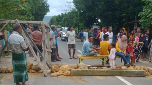 Kondisi ruas jalan Lintas Tente-Parado di Desa Tangga Kecamatan Monta Kabupaten Bima yang ditutup oleh massa, Kamis (23/2/2023) sore.