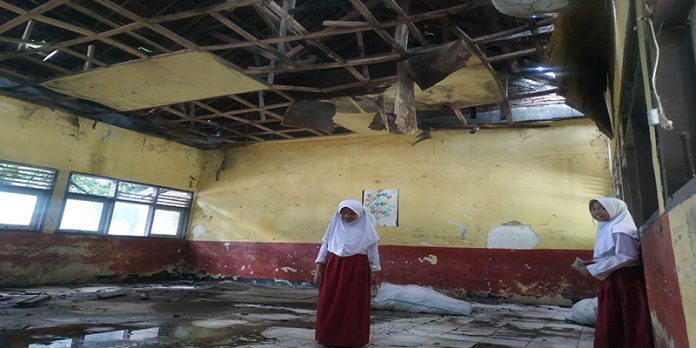 sd sakuru 3 Rani Sakinah Fitrah dan Sahabatnya siswa Kelas 6 SDN Sakuru Meratapi Kondisi Ruangan Kelasnya yang tak Kunjung Diperbaiki Pemerintah. Foto US/ Berita11.com.