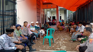 Kapolsek Monta, AKP Takim dan anggota Polsek berkomunikasi dengan tokoh masyarakat dan keluarga korban pasca kasus pembunuhan anggota Pol PP di Desa Tolouwi Kecamatan Monta Kabupaten Bima, Nusa Tengggara Barat, Senin (20/2/2023).