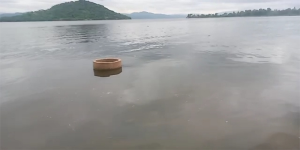 Sumur Air Tawar di Tengah Luat di Teluk Bima. Sumber Foto: Tangkapan Layar Video Subari.