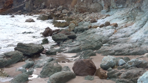 Agregasi kristal olivine dan mineral clorite hasil alterasi di Pantai Wadu Jao Kabupaten Dompu. Foto US/ Berita11.com