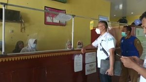 Tim BPJS Kesehatan Cabang Bima dan Dikes Kabupaten Bima saat melaksanakan inspeksi mendadak (joint spot check) layanan di Puskesmas Soromandi Kabupaten Bima, Nusa Tenggara Barat, Senin (27/3/2023) lalu.