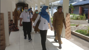 Deputi Direksi Wilayah XI BPJS Kesehatan, Elfanetti dan rombongan saat melaksanakan spot check layanan di RSUD Bima, Senin (20/3/2023) lalu. Dok Humas BPJS Kesehatan Cabang Bima.