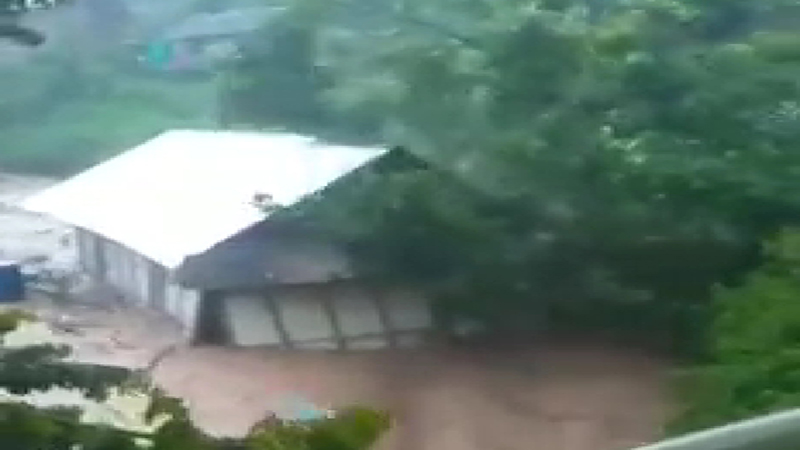 Kondisi rumah warga Desa Pesa Kecamatan Wawo Kabupaten Bima yang hanyut terbawa banjir, Minggu (5/3/2023).