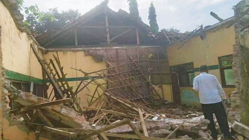 Kondisi fisik bangunan ruang kelas di SDN Inpres Teke Kecamatan Palibelo Kabupaten Bima yang rusak parah.