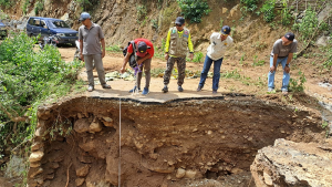 Kondisi jalan putus di Desa Kaowa Kecamatan Lambitu, Kabupaten Bima, Nusa Tenggara Barat setelah curah hujan tinggi melanda wilayah setempat Rabu hingga Kamis (23/3/2023) dini hari.