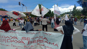 Massa KPR Bima saat menggelar unjuk rasa di persimpangan Jalan Soekarno-Hatta Kota Bima, Kamis (9/3/2023). Foto MR/ Berita11.com.