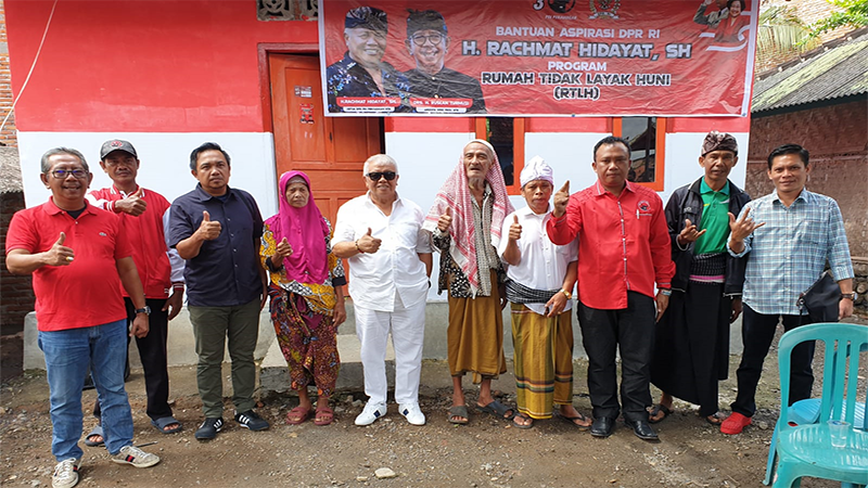 Anggota DPR RI dari PDI Perjuangan H Rachmat Hidayat foto bersama warga saat meninjau penerima bantuan bedah RTLH dari dana aspirasinya.