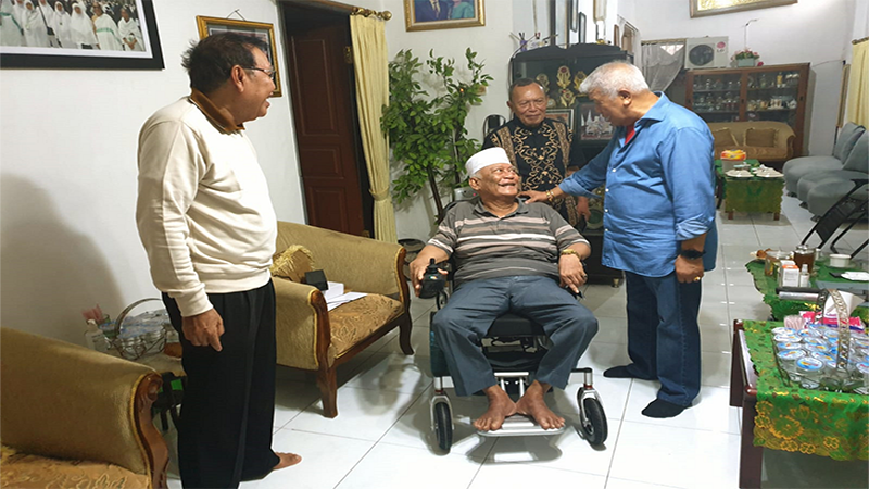 Mantan Kadishub NTB Sukartadji Anwar tersenyum bahagia setelah menerima bantuan kursi roda elektrik dari politisi PDI Perjuangan, H Rachmat Hidayat.