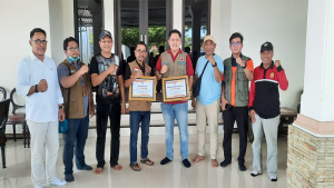 Kepala Subdirektorat Pemulihan Prasarana Vital, Direktorat Dukungan Infrastruktur Darurat BNPB RI, Asep Supriatna dan Wali Kota Bima, H Muhammad Lutfi didampingi sejumlah pejabat BPBD Kota Bima foto bersama usai serah terima bantuan dana siap pakai di Kota Bima, Minggu (5/3/2023).
