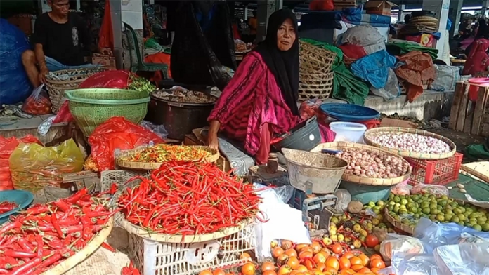 Aktivitas pedagang sayur di Pasar Tradisional Amahami Kota Bima. Foto MR/ Berita11.com.