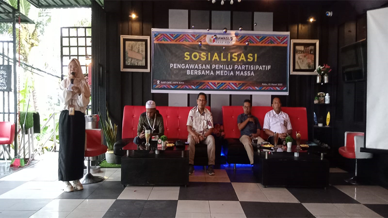Sosialisasi pengawasan partisipatif segmen media yang digelar Bawaslu Kota Bima di Café Surf di Amahami Kota Bima, Rabu (1/3/2023).